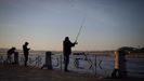 Los pescadores vuelven a lanzar sus ca�as