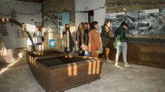 Un grupo de visitantes en una sala del museo Pazo de Arxeriz dedicado a la cultura fluvial de la Ribeira Sacra