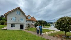 Manuel y Marcos Naya, delante de la vivienda comunitaria Valle de Rumbo