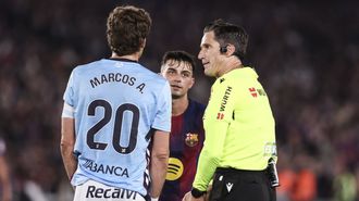 El colegiado Mart�nez Munuera, con Marcos Alonso y Pedri, durante el Barcelona-Celta del mi�rcoles.