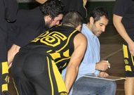 Armando Otero da instrucciones durante un partido. 