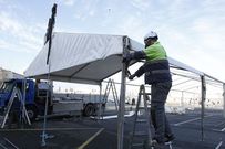 Montaje de la carpa en Riazor para el cribado masivo del covid-19 en A Coru�a