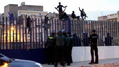 Cientos de inmigrantes saltan la valla