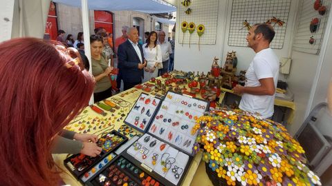 El alcalde Jos� Tom� (a la izquierda) departiendo con uno de los artesanos que participan en la feria Artelemos