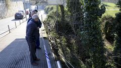 Barandilla rota por una salida de v�a en Pontepedri�a