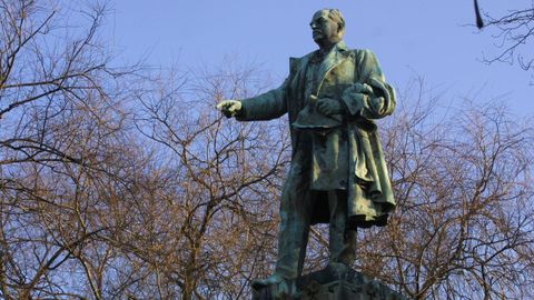La estatua de Elduayen en los jardines de Montero R&iacute;os