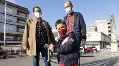 Eva Dom�nguez y Daniel P�rez, con Anxo, que tiene ictiosis, una enfermedad rara de la piel