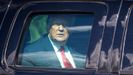 Trump, en un coche tras su llegada a West Palm Beach, Florida, tras dejar la presidencia de Estados Unidos