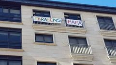 David Guzm�n y su hermana sorprendieron a su padre con esta pancarta