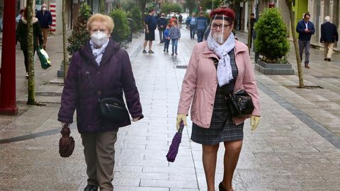 Gente mayor por las calles de Vigo