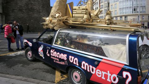 Un coche fúnebre recorre las calles de Lugo para promocionar una casa de empeños