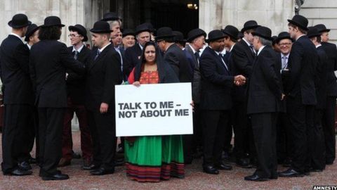 Samira Hamidi en una protesta emblemtica frente al Ayuntamiento de Cardiff