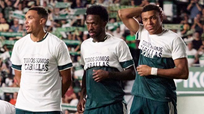 Trent, Vinicius y Mbapp�, con las camisetas de apoyo a Ceuta, con el brasile�o y el franc�s con ellas dobladas.
