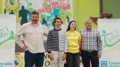 El alcalde de Outes (izquierda) y el concejal de Deportes participaron en la entrega de medallas a los vencedores en la carrera.