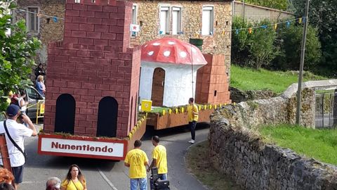 Paso de la carroza �Nunentiendo� durante el Desfile de Valdesoto 2019