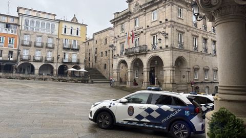 Veh�culos de la Polic�a Local, en la Praza Maior de Ourense.