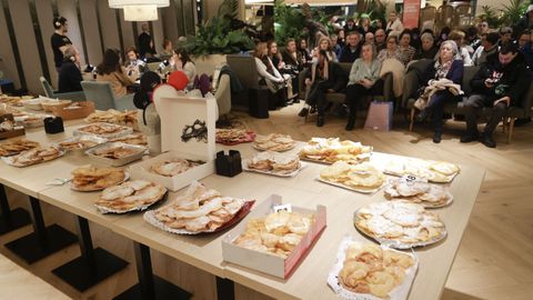 Asistentes en El Corte Ingl�s al concurso gastron�mico organizado por Radio Voz que inaugura el carnaval coru��s 