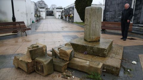 Cruceiro roto en el cementerio municipal de Carballo