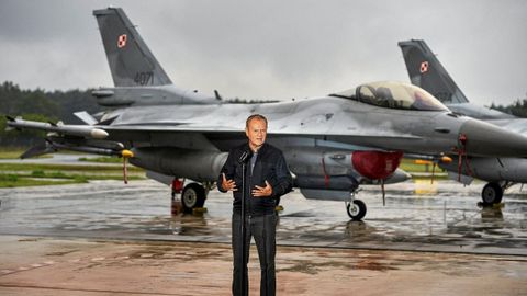 El primer ministro de Polonia, Donald Tusk, de visita en una base militar tras la incursin de drones rusos en su pas.