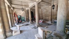 Imagen de las obras para hacer accesible el acceso principal del pazo de Raxoi, donde hasta ahora hab�a que salvar un par de escalones.