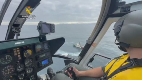 Los buzos de la Guardia Civil buscar�n al marinero desaparecido en el interior del barco hundido