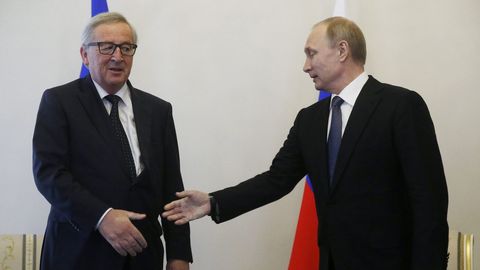 El presidente de la Comisi�n Europea, Jean-Claude Juncker, extiende la mano hacia el presidente ruso, Vladimir Putin, durante una reuni�n en San Petersburgo
