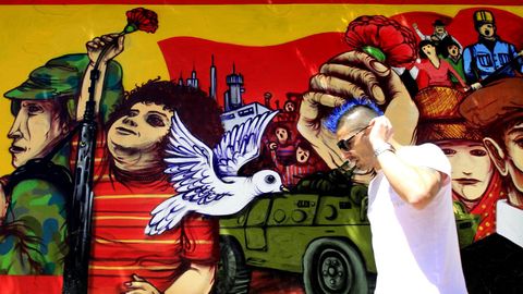 Mural en homenaje a la Revoluci�n de los Claveles en una calle de Lisboa