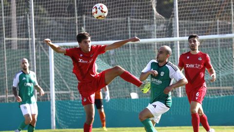 David Ben intenta alcanzar un bal�n en el duelo ante el San Tirso disputado esta temporada en A Marosa