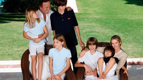Julio Iglesias y Miranda Rijnsburger junto a sus cinco hijos