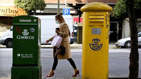 Imagen de archivo en una calle con buzones