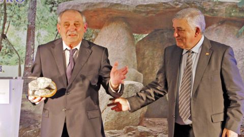 Sieira, a la izquierda, en una fotograf�a de archivo cuando recibi� el Dolmen de Ouro de la FEB