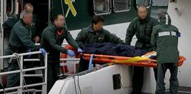 Momento en el que la tripulaci�n de la �R�o Jallas� desembarcan al cad�ver en Oza. 