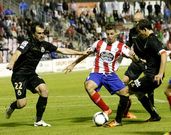 Fran Sol, entre dos jugadores del Racing de Santander, el a�o pasado en la Copa del Rey.