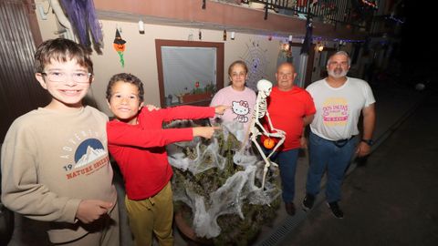 A Ramón Lojo y a su familia les encanta decorar su casa por Samaín