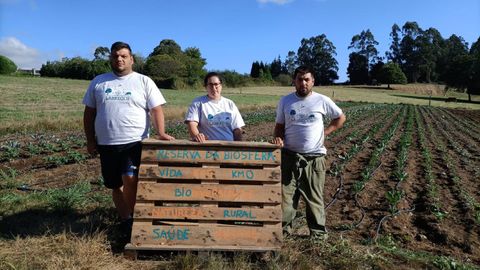 Ivn (izquierda) y Aitor Lata, y Raquel Garca, socios de Labrecos, cooperativa de trabajo asociado de Oza-Cesuras