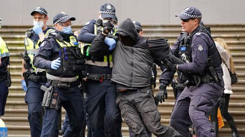 Oficiales de polica detienen a un manifestante que se opone a las medidas de confinamiento en Melbourne