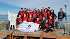 El equipo femenino de Cabo, con la bandera.