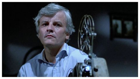 Perrin, como el Salvatore adulto que regresa al pueblo para recordar sus peripecias con Alfredo, el operador del cine.