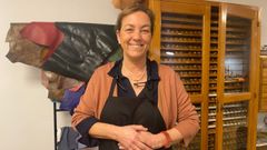 La encuadernadora Dolores D�az Gallego, en su taller, donde mantiene vivo el oficio