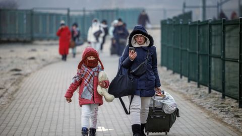 Ucranianos que huyen del pas por Polonia