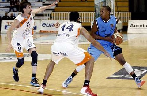McGee, con el bal�n en el choque contra el Oviedo en el Pazo Universitario.