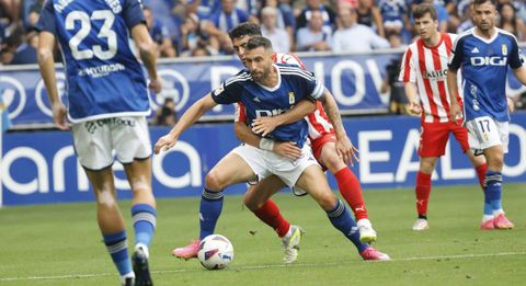Borja Bast�n protege un bal�n ante Pascanu durante el derbi asturiano