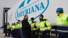 Barb�n saluda a trabajadores de CAPSA en una visita a las instalaciones de la empresa