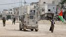 Tropas israel�es toman posiciones en una calle de Nur Shams durante una operaci�n militar israel� cerca de la ciudad cisjordana de Tulkarem.