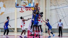 Los jugadores del COB tratando de anotar un tanto ante el Logrobasket