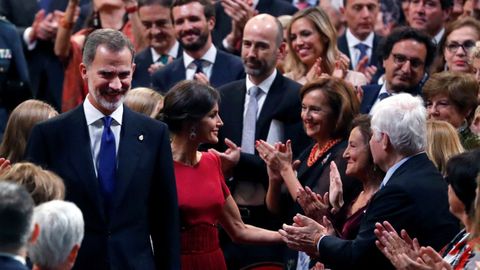 Los reyes Felipe VI y Letizia saludan a varios asistentes a su llegada a la ceremonia de entrega de los Premios Princesa de Asturias 2019 que se celebra este viernes en el Teatro Campoamor de Oviedo