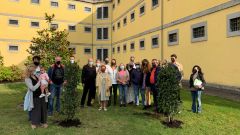 Foto de familia de la plantaci�n del primer �rbol del jard�n de la memoria