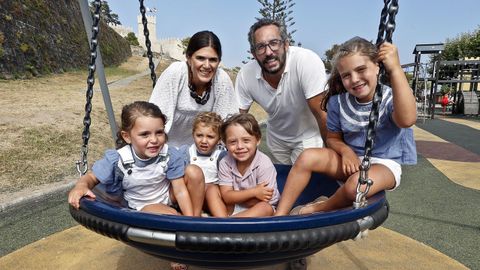 Jos� y Camino, y sus cuatro hijos, en el parque infantil junto al parador de Baiona, hace unos d�as. 
