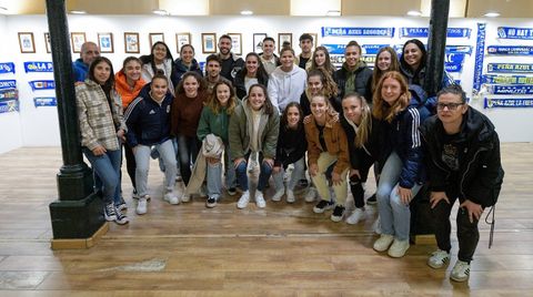 Los capitanes del Oviedo y del Vetusta, junto a la plantilla del Oviedo femenino y miembros de la APARO