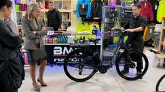 Aneiros en la tienda BMK Narón, uno de los siete establecimientos de la zona adheridos al programa Ebici